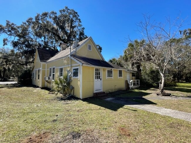 Building Photo - Large One Bedroom In Duck Pond Available in August!!!!