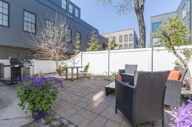 Building Photo - 622 E 2nd St