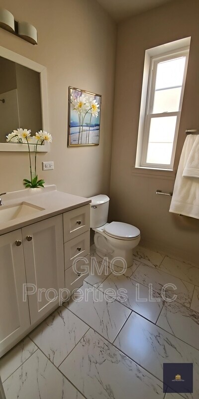 Building Photo - 822 S Karlov Ave