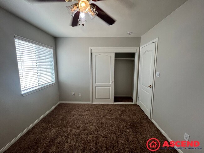 Building Photo - Stunning 5 Bedroom In Gated Community!