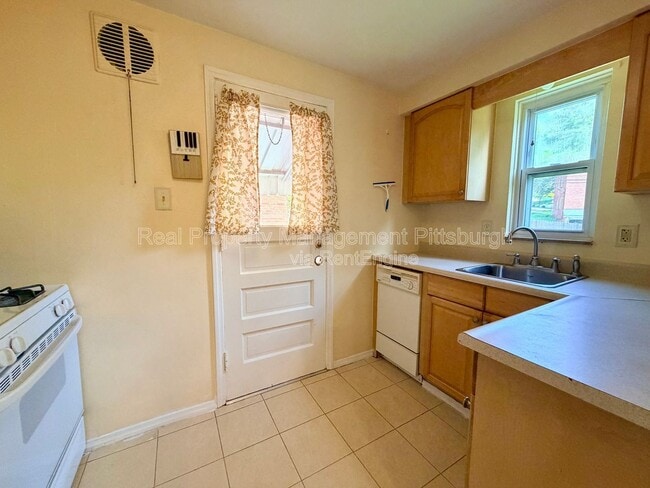 Building Photo - 1076 Thornwood Dr