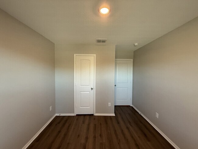 Building Photo - 413 Everglades St