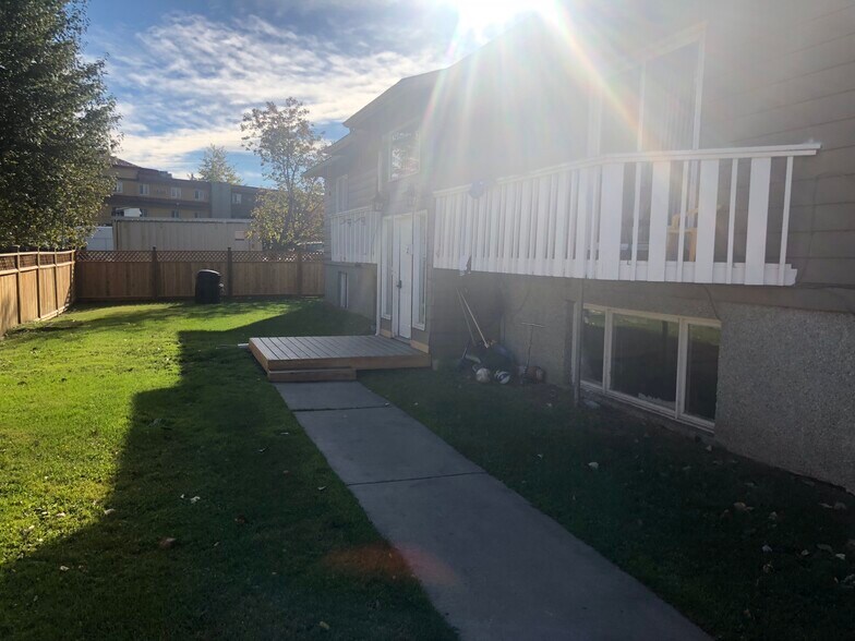 Enclosed Fenced Yard - 2824 W 42nd Ave