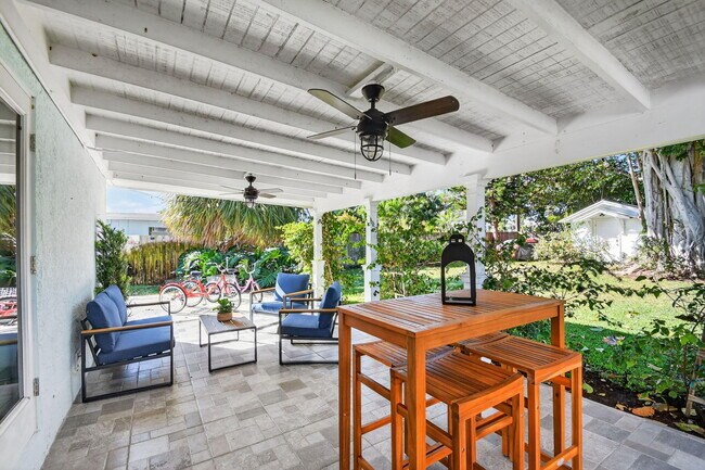 Building Photo - 1511 S Palmway