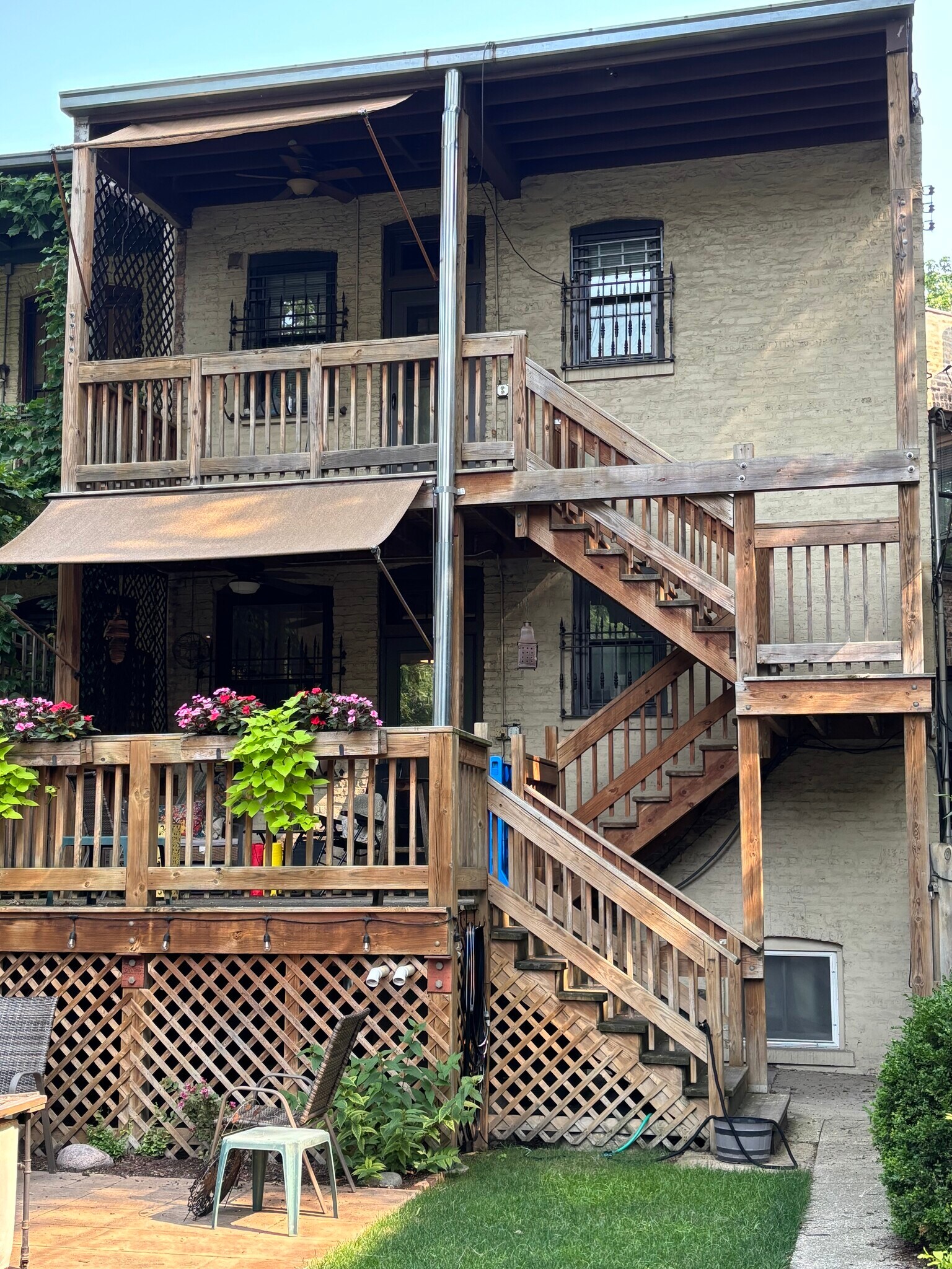 Building Photo - 1429 W Thome Ave