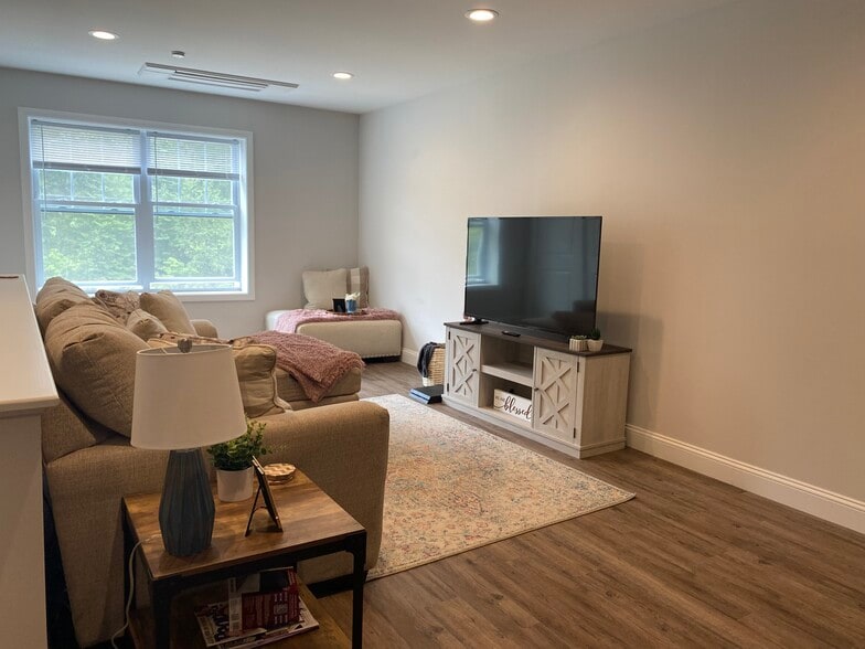 Building Photo - 283 Boston Post Rd