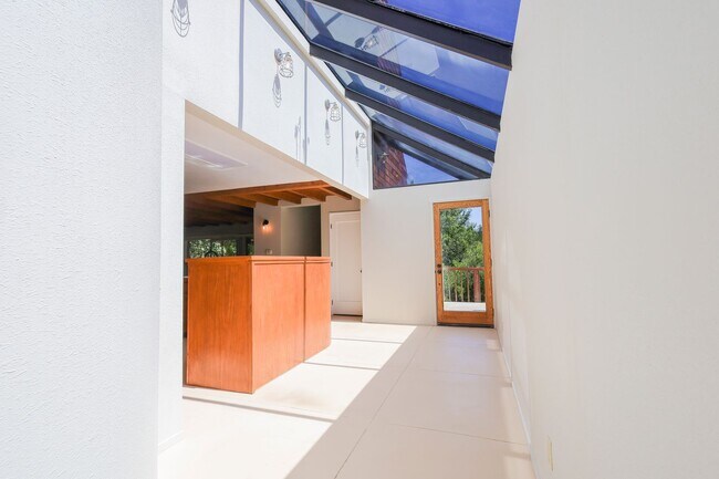 Building Photo - 071-02