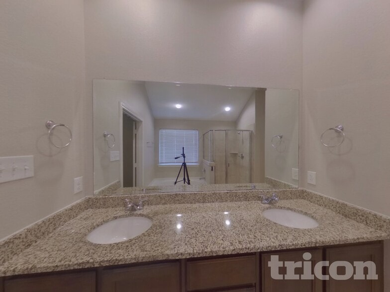 Building Photo - 2565 Hadley St