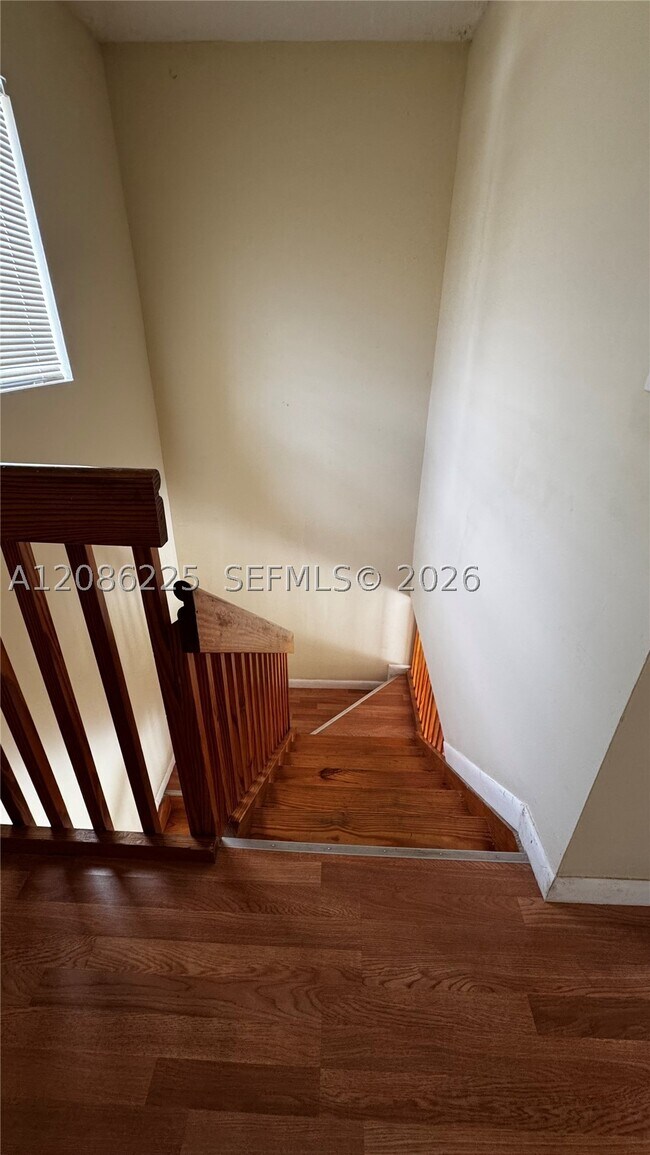 Building Photo - 885 SE 13th Rd