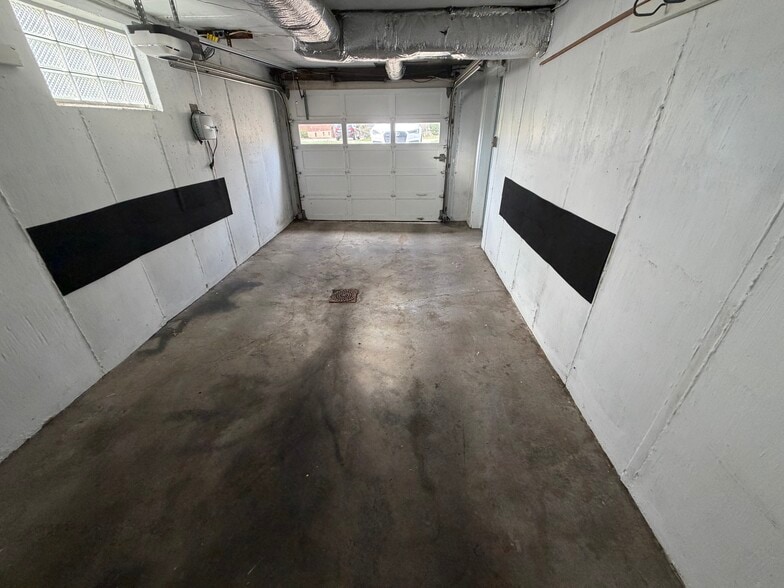 Garage - 2641 Vanderen Dr