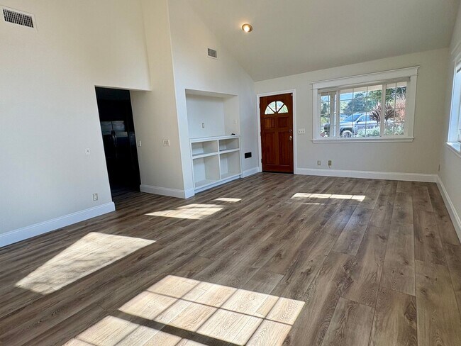 Building Photo - Single Family Home in Oak View!