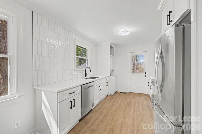 Building Photo - 357 Barnes St