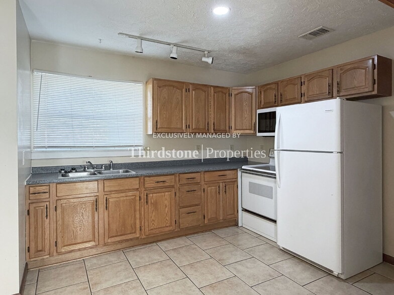 Building Photo - 1717 Lindsey Rd