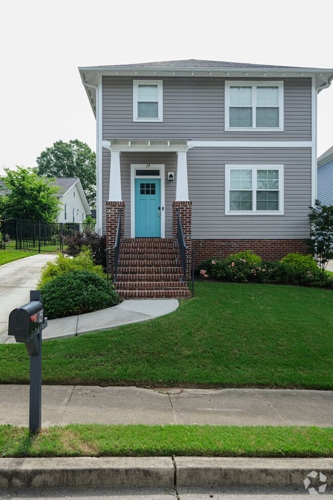 Building Photo - 3 Bedroom, 2.5 Bath in Prime Location! Law...