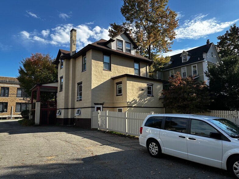 Building Photo - 39 Bartholdi Ave