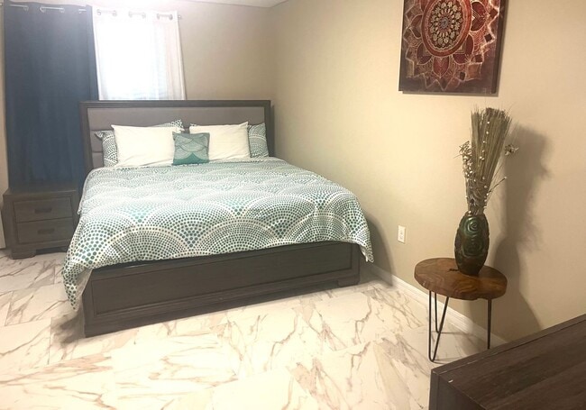 Building Photo - 701 SW McComb Ave