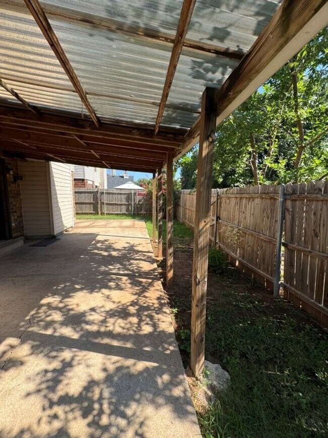 Building Photo - 3 bed , 2 full bath, 2 story , Newly updat...