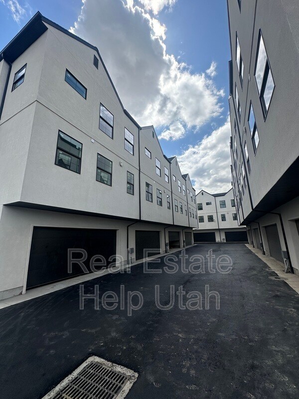 Building Photo - 7838 Holden St