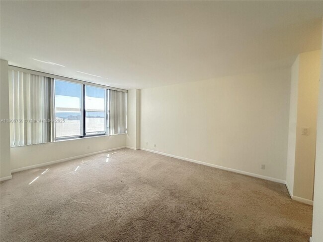 Building Photo - 2500 Parkview Dr