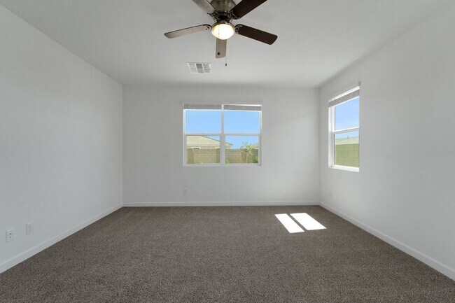 Building Photo - Charming 4BR House in Surprise