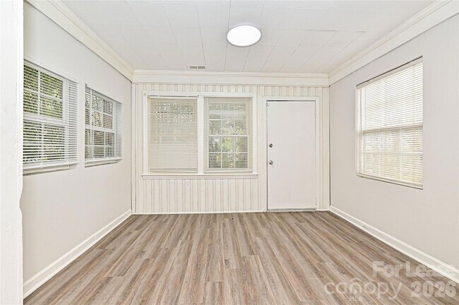 Building Photo - 301 Seldon Dr