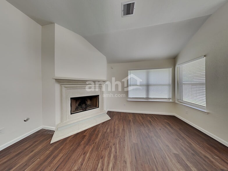 Building Photo - 232 Country Crossing Cir