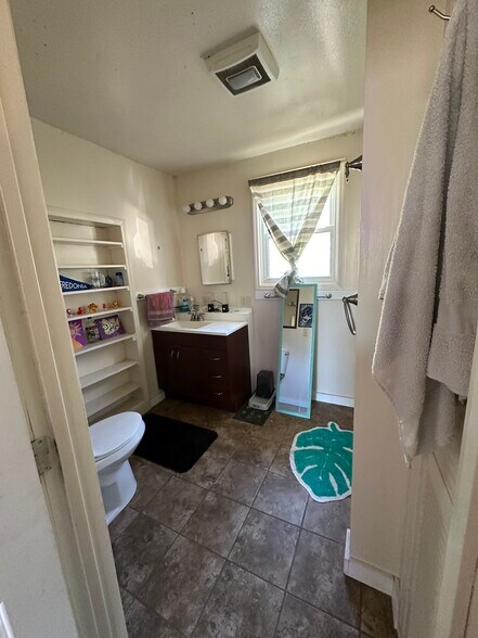 Building Photo - 108 Temple St