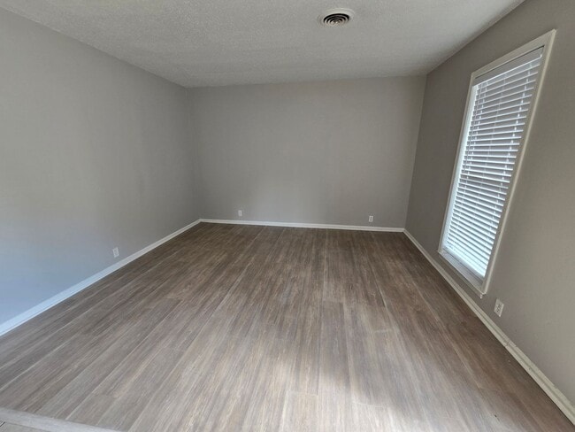 Building Photo - Living Room & Den in Dalraida