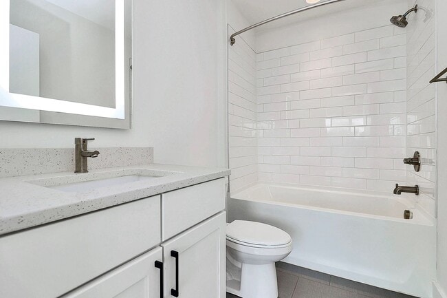 Building Photo - Stunning 3 Bedroom Townhome Near Uptown Ch...