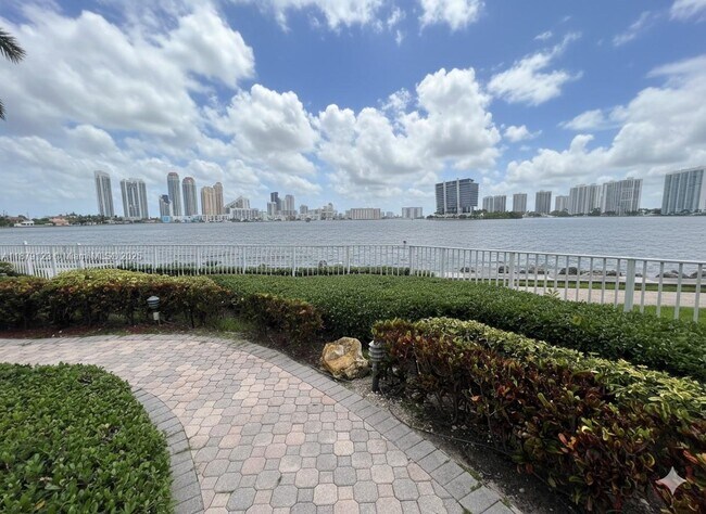 Building Photo - 3600 Mystic Pointe Dr