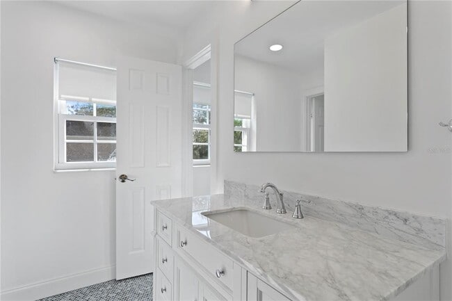 Building Photo - 4704 W Brookwood Dr