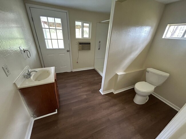 Building Photo - 3 bedroom home 2 full bathroom