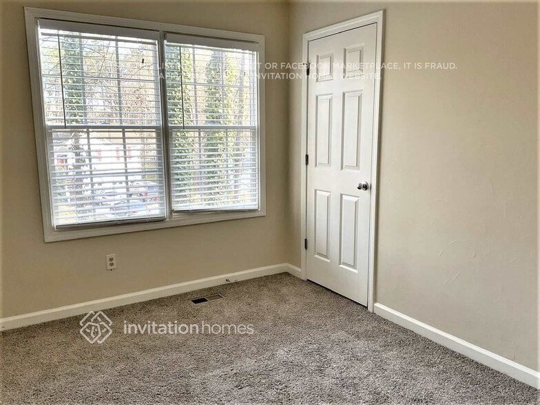 Building Photo - 240 Blake Dr