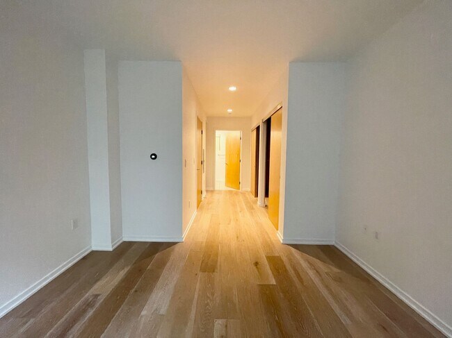 Building Photo - Dogpatch: Exceptional 1 Bed 1.5 Bath Condo @ Esprit Park with Garage Parking and Storage