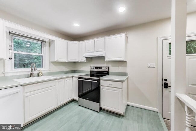 Building Photo - 6107 Parkway Dr