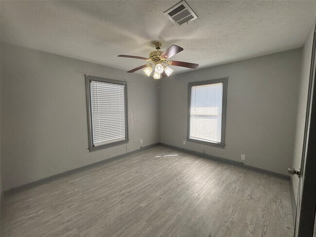 Building Photo - 301 19th Ave N