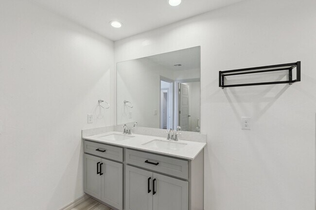 Building Photo - Stunning 4-Bed Home in Deer Creek Schools with Open Floorplan & Community Amenities