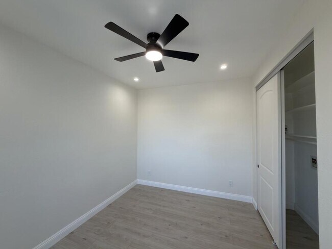 Building Photo - 5337 Saxon St