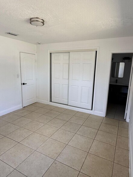 Building Photo - 6230 NW 18th Ct