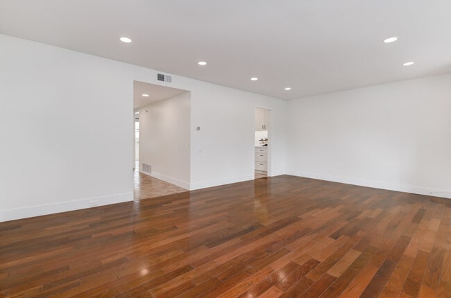 Building Photo - 4373 Loma Riviera Ct