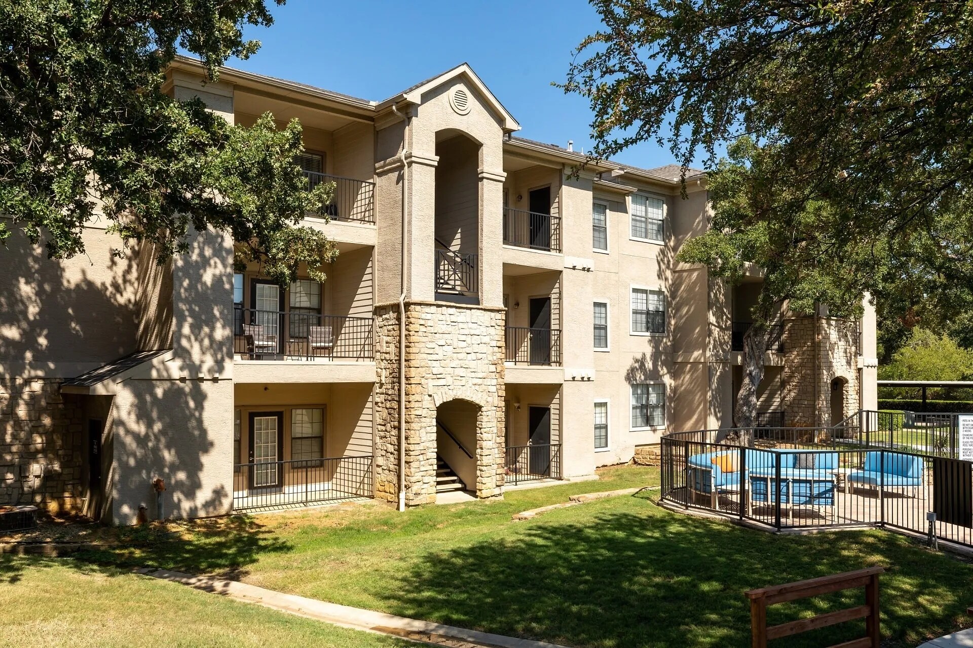Building Photo - 165 Forestbrook Dr