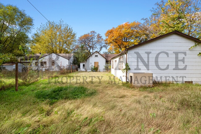 Building Photo - 1934 N Burns Ave