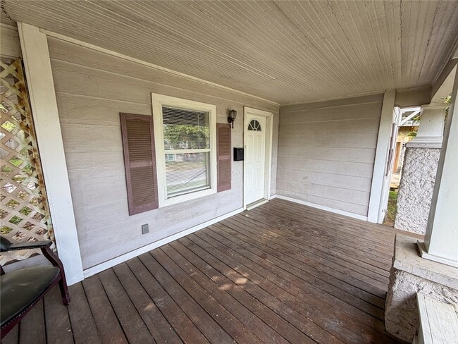 Building Photo - 114 E Hull St