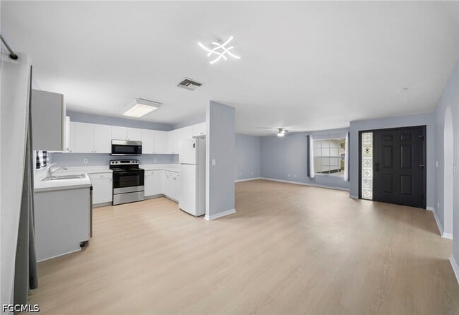 Building Photo - 15624 Sunny Crest Ln