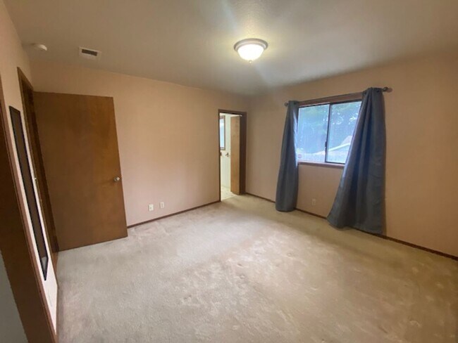 Building Photo - Excellent eastside location, 3/2, fenced yard, 2 car garage