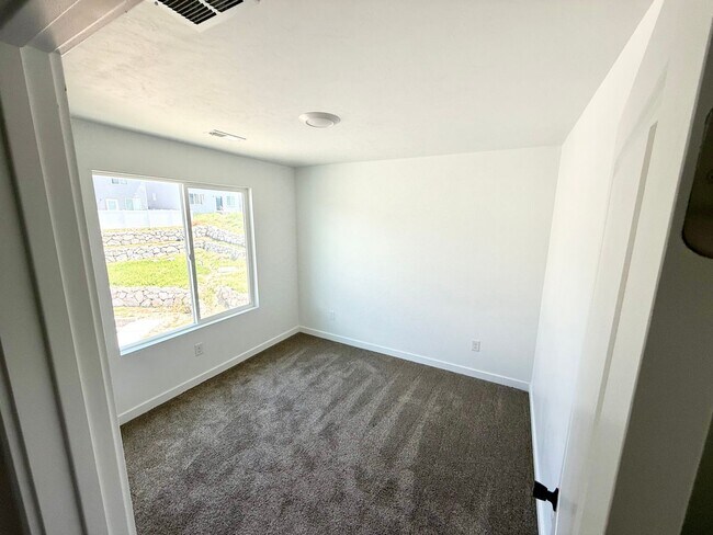 Building Photo - Beautiful Home in Excellent Magna Location!