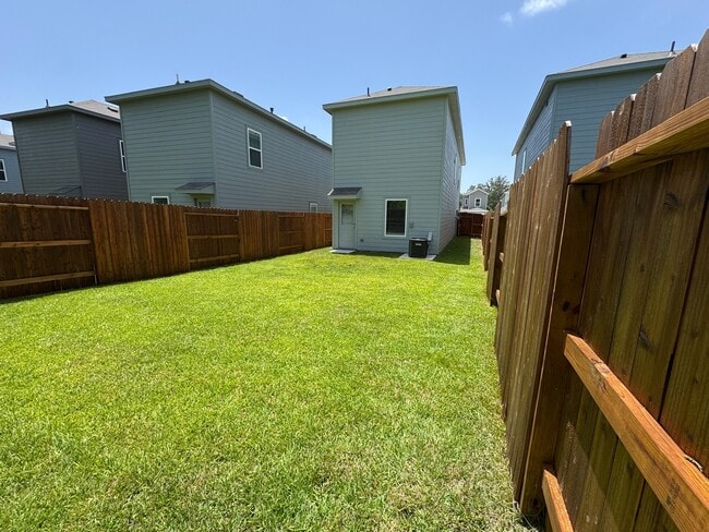Building Photo - 945 Pertuso Ln