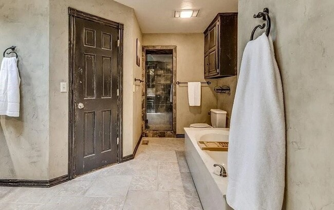 Building Photo - Massive 4BD/3BTH and 2 Car garage Home! Minutes from I-35