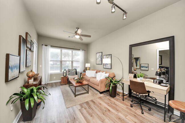 Building Photo - 5455 Richmond Ave.