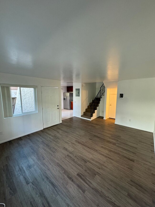 Building Photo - Spacious 2 Bedroom, 1.5 Bath Two-Story Tow...